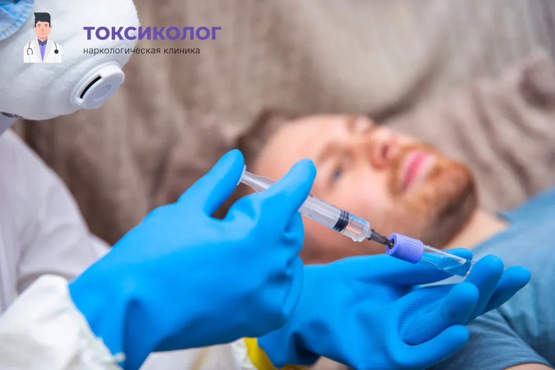 Врач берет анализы в процессе процедуры «Снятие ломки в Энгельсе»